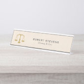 Minimalistische Beige Leinen & Gold Justice Scale Schreibtischnamensplakette (Vorderseite )