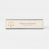 Minimalistische Beige Leinen & Gold Justice Scale Schreibtischnamensplakette (Vorderseite )