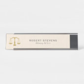 Minimalistische Beige Leinen & Gold Justice Scale Schreibtischnamensplakette (Vorderseite )