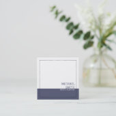 Minimalistische Berufliche Unabhängigkeit der Weiß Quadratische Visitenkarte (Stehend Vorderseite)