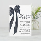 Minimalistische Black Bow Bridal Dusche Einladung (Stehend Vorderseite)