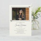 Minimalistische Black Bow Foto Graduation Party Einladung (Stehend Vorderseite)