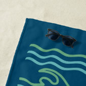 Minimalistische blaue und grüne Wellen schwimmen u Strandtuch (Beispiel)