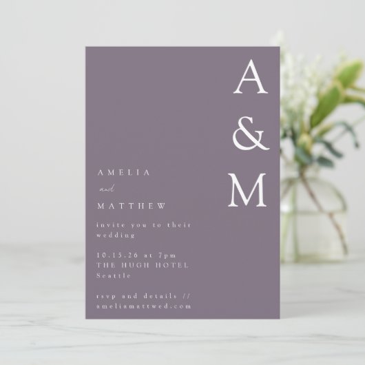 Minimalistische Bold Monogram Boho Dusty Lila Wedd Einladung (Stehend Vorderseite)
