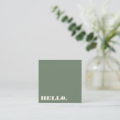 Minimalistische Bold Typografy Sage Green Modern H Quadratische Visitenkarte (Stehend Vorderseite)