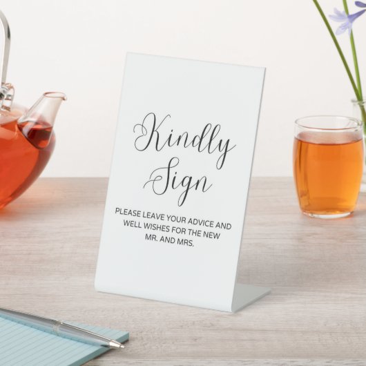 Minimalistische Brunnen wünscht Sockelschild (In SItu)