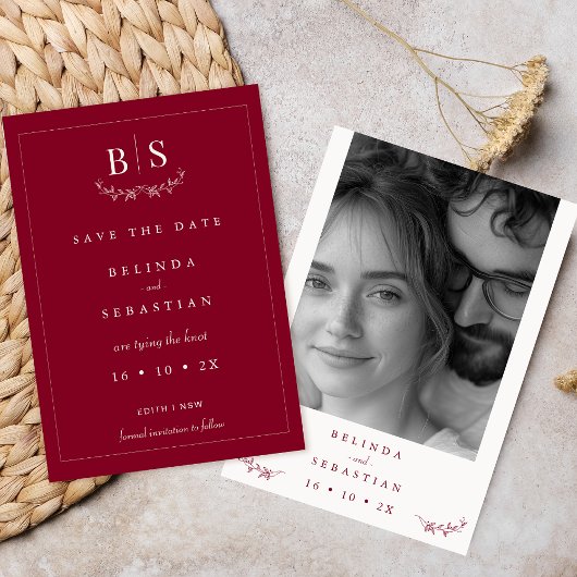 Minimalistische Burgundy Monogram-Save the Date-Ka Einladung