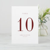 Minimalistische Burgundy Wedding Tischnummer Card (Stehend Vorderseite)