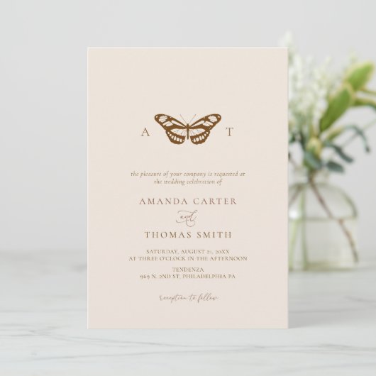 Minimalistische Butterfly Monogram Chic Wedding Einladung (Stehend Vorderseite)