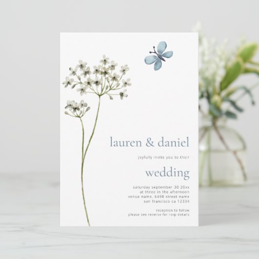 Minimalistische Butterfly-Wildblume QR Blue Weddin Einladung (Stehend Vorderseite)