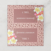 Minimalistische Candlelight Peach Floral Wedding Platzkarte (Außenseite Aufgefaltet)