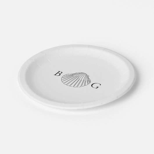 Minimalistische Clam Seashell Monogram-Gastgeschen Pappteller (Schrägansicht)