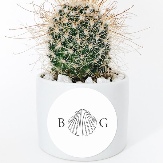 Minimalistische Clam Seashell Monogram-Gastgeschen Runder Aufkleber