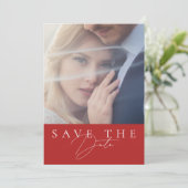 Minimalistische Crimson Red Script Foto Wedding Save The Date (Stehend Vorderseite)