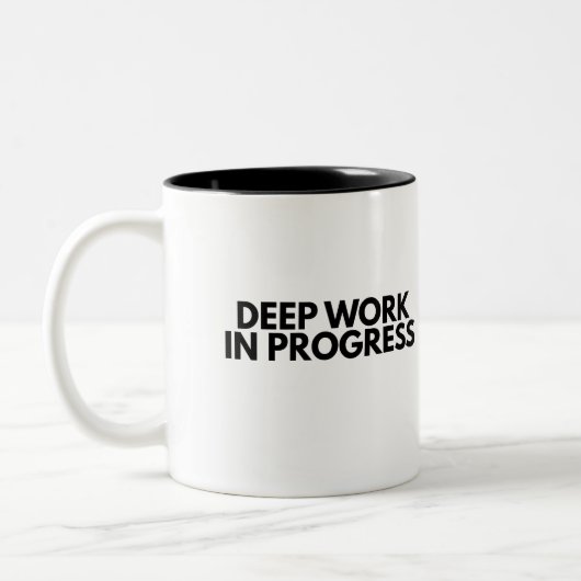 Minimalistische Deep Work In Progress Bürotypograf Zweifarbige Tasse (Links)