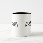 Minimalistische Deep Work In Progress Bürotypograf Zweifarbige Tasse (Mittel)
