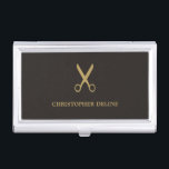 Minimalistische dunkle Imitate Goldschere Friseuri Visitenkarten Dose<br><div class="desc">Eleganter Visitenkartenhalter mit goldenem Schere-Imitat-Muster und dunkelgrauem Hintergrund. Ideal für Friseurbesucher. Minimalistisches männliches Design.</div>