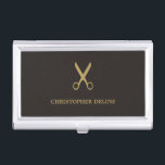 Minimalistische dunkle Imitate Goldschere Friseuri Visitenkarten Dose<br><div class="desc">Eleganter Visitenkartenhalter mit goldenem Schere-Imitat-Muster und dunkelgrauem Hintergrund. Ideal für Friseurbesucher. Minimalistisches männliches Design.</div>