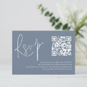 Minimalistische Dusty Blue Script QR Code Hochzeit RSVP Karte (Stehend Vorderseite)