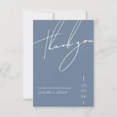 Minimalistische Dusty Blue Script Typografy Weddin Dankeskarte (Vorderseite)
