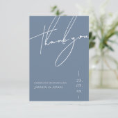 Minimalistische Dusty Blue Script Typografy Weddin Dankeskarte (Stehend Vorderseite)