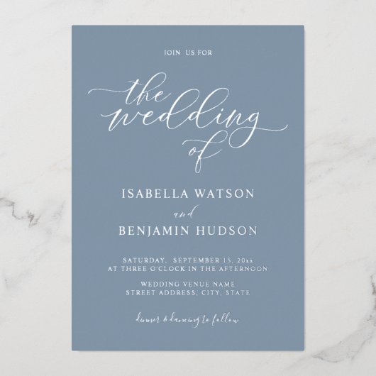Minimalistische Dusty Blue Silver Calligraphy Wedd Folieneinladung (Vorderseite)