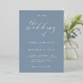 Minimalistische Dusty Blue Silver Calligraphy Wedd Folieneinladung (Stehend vorne)