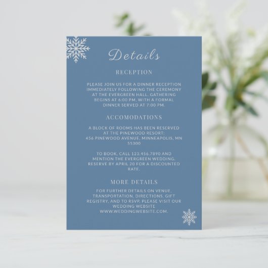 Minimalistische Dusty Blue Silver Winter Hochzeit Begleitkarte (Stehend Vorderseite)