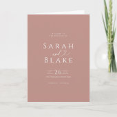 Minimalistische Dusty Rose Folded Wedding Programm (Vorderseite)