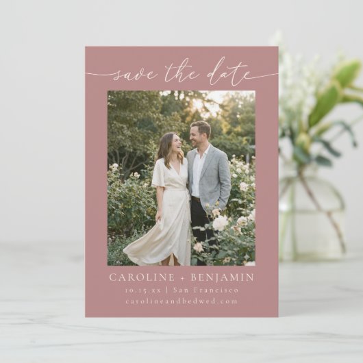 Minimalistische Dusty Rose Schrift Hochzeitsfoto Save The Date (Stehend Vorderseite)