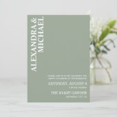 Minimalistische Dusty Sage Green Text Based Weddin Einladung (Stehend Vorderseite)