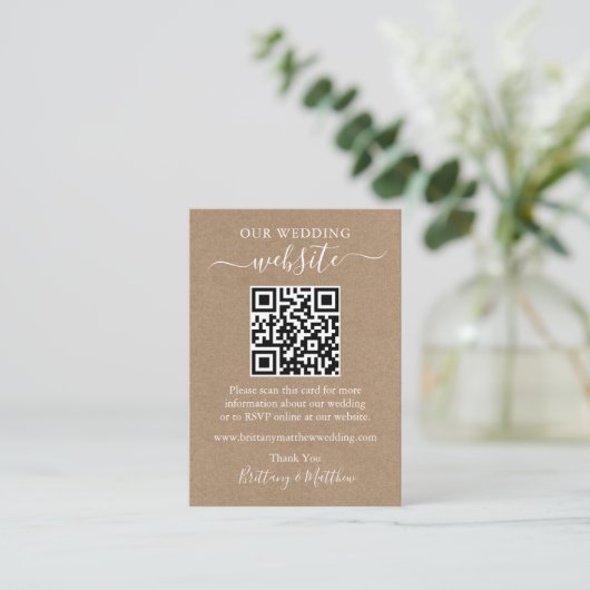 Minimalistische Einfache Hochzeit Website QR Kraft Begleitkarte (Stehend Vorderseite)