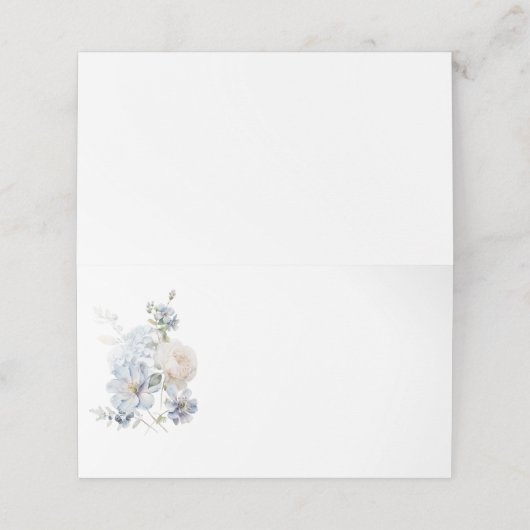 Minimalistische Elegant Dusty Blue Floral Wedding Platzkarte (Außenseite Aufgefaltet)