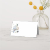 Minimalistische Elegant Dusty Blue Floral Wedding Platzkarte (Vorderseite)