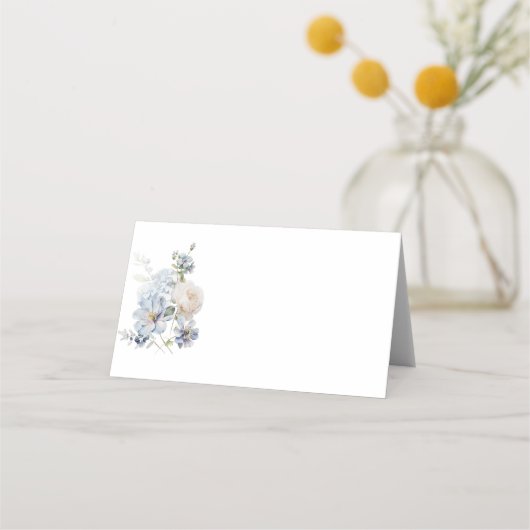 Minimalistische Elegant Dusty Blue Floral Wedding Platzkarte (Vorderseite)