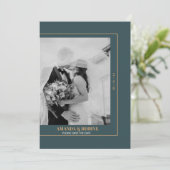 Minimalistische Elegant Veil Kiss Foto Wedding Einladung (Stehend Vorderseite)