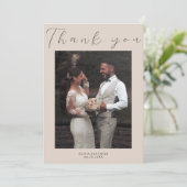 Minimalistische Elegante Beige Einfache Skripthoch Dankeskarte (Stehend Vorderseite)