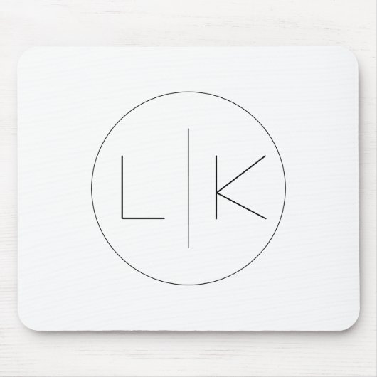 Minimalistische Elegante Initialen in Schwarz auf Mousepad (Vorne)