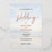 Minimalistische, elegante Script Foto Beach Weddin Folieneinladung (Vorderseite)