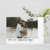 Minimalistische Elegante Script Foto Schwangerscha Ankündigung (Stehend Vorderseite)