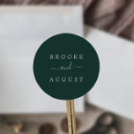 Minimalistische Emerald Green Wedding Umschlag Auf Runder Aufkleber<br><div class="desc">Diese smaragdgrünen Umschlag Aufkleber sind perfekt für eine Hochzeit. Das moderne romantische Design besticht durch klassische weiße Typografie auf dunkelgrünem Hintergrund. Personalisieren Sie das Etikett mit den Namen der Braut und des Bräutigams.</div>