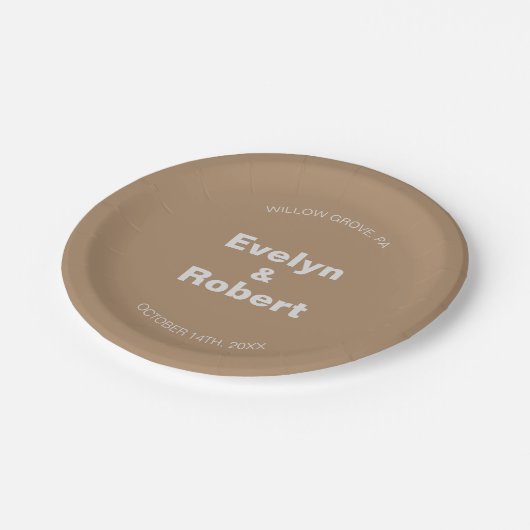 Minimalistische formelle Braun-Hochzeit Pappteller (Schrägansicht)