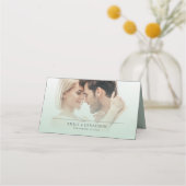 Minimalistische Foto-Overlay-Namen Datum-Hochzeit Platzkarte (Vorderseite)