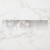 Minimalistische Foto-Overlay-Namen Datum Hochzeit Wasserflaschenetikett (Einzelnes Label)