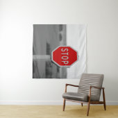 Minimalistische Fotografie auf der roten Stopp Roa Wandteppich (Beispiel (Horizontal))