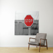 Minimalistische Fotografie auf der roten Stopp Roa Wandteppich (Beispiel)