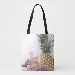Minimalistische Fotografie von Ananas bei Sandalen Tasche