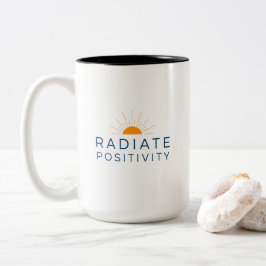 Minimalistische gelbe Sonne strahlt Positivität au Zweifarbige Tasse