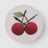 Minimalistische Girly Crochet Red Cherry Sommer fr Runde Wanduhr (Vorderseite)