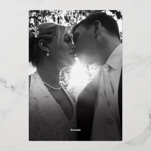 Minimalistische Goldfolie Blätter auf graubrauner Folieneinladung (Rückseite)